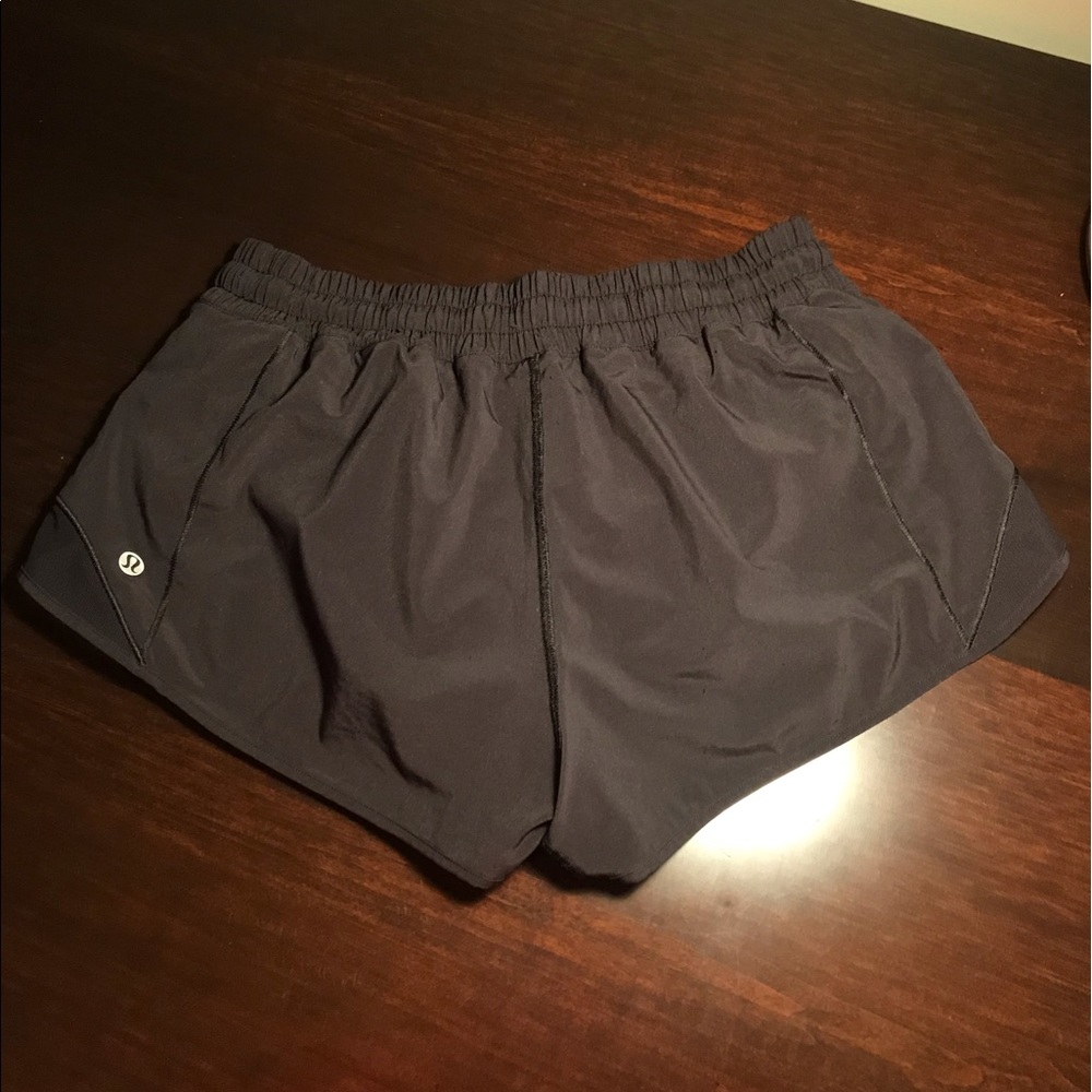 LULULEMON HOTTY HOT SHORTS - SIZE 8 (2.5)